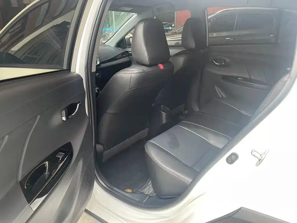 Toyota Yaris L — фото 4