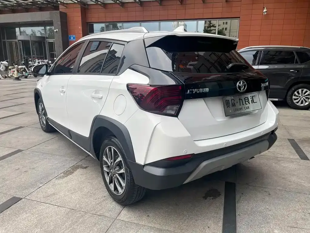 Toyota Yaris L — фото 7