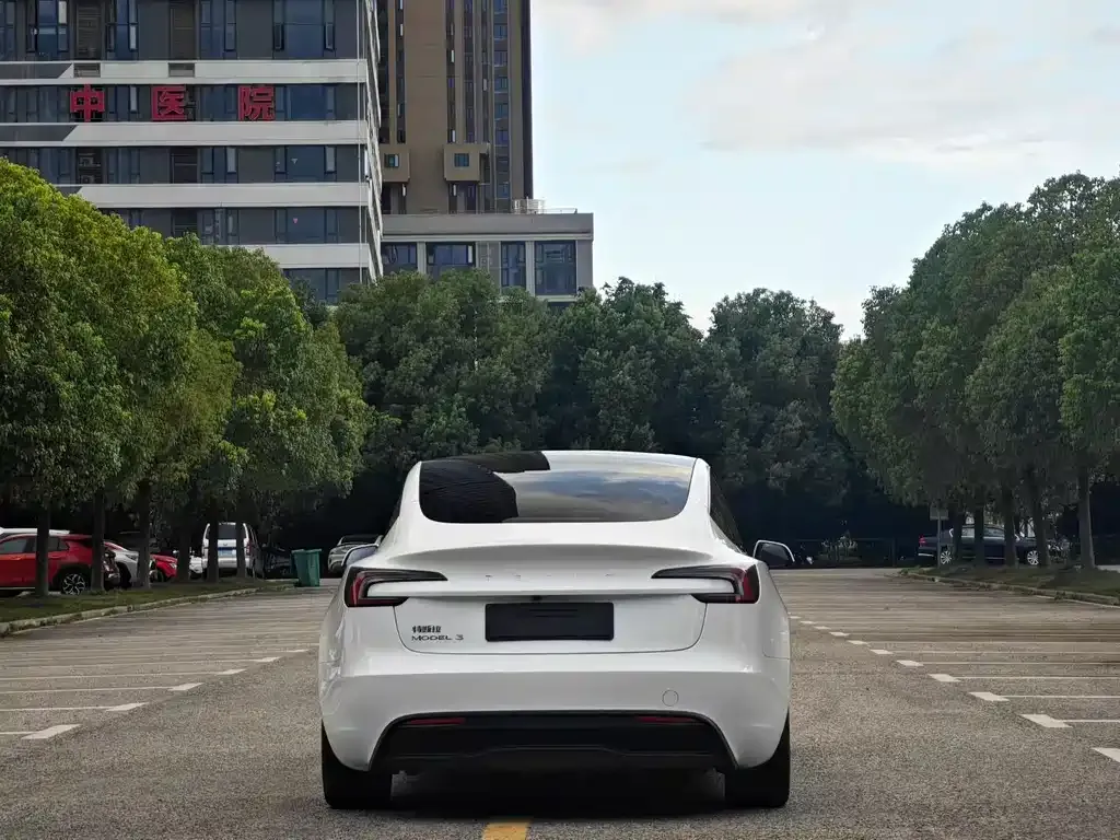 Tesla Model 3 — фото 3