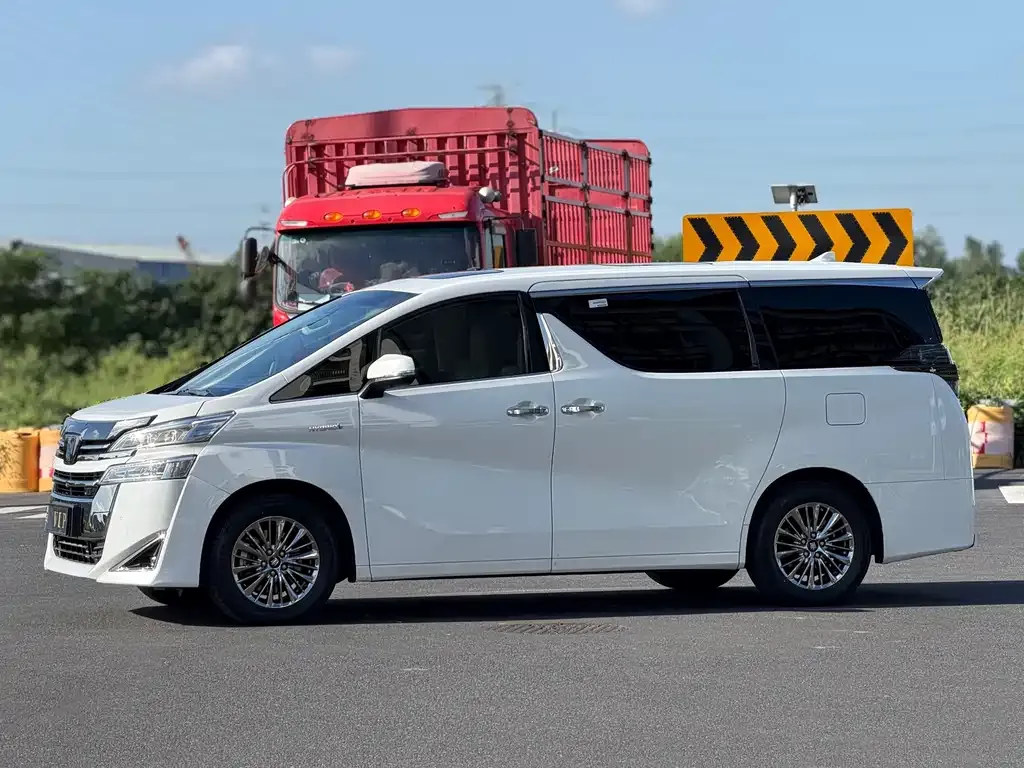 Toyota Vellfire — фото 1
