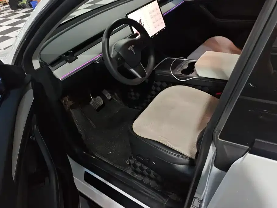 Tesla Model Y — фото 9
