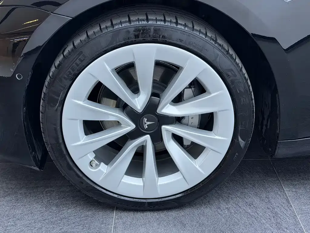 Tesla Model 3 — фото 9