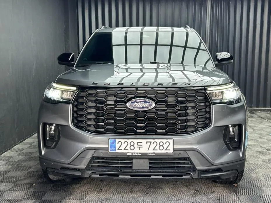 Ford Explorer — фото 1