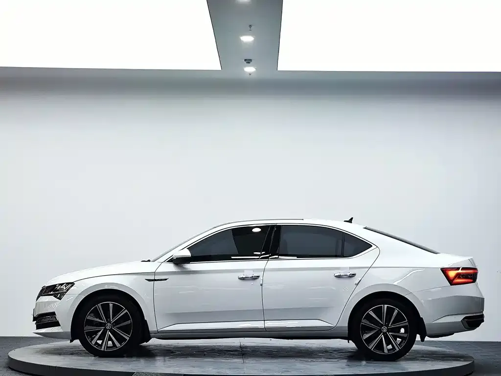Skoda Superb — фото 9