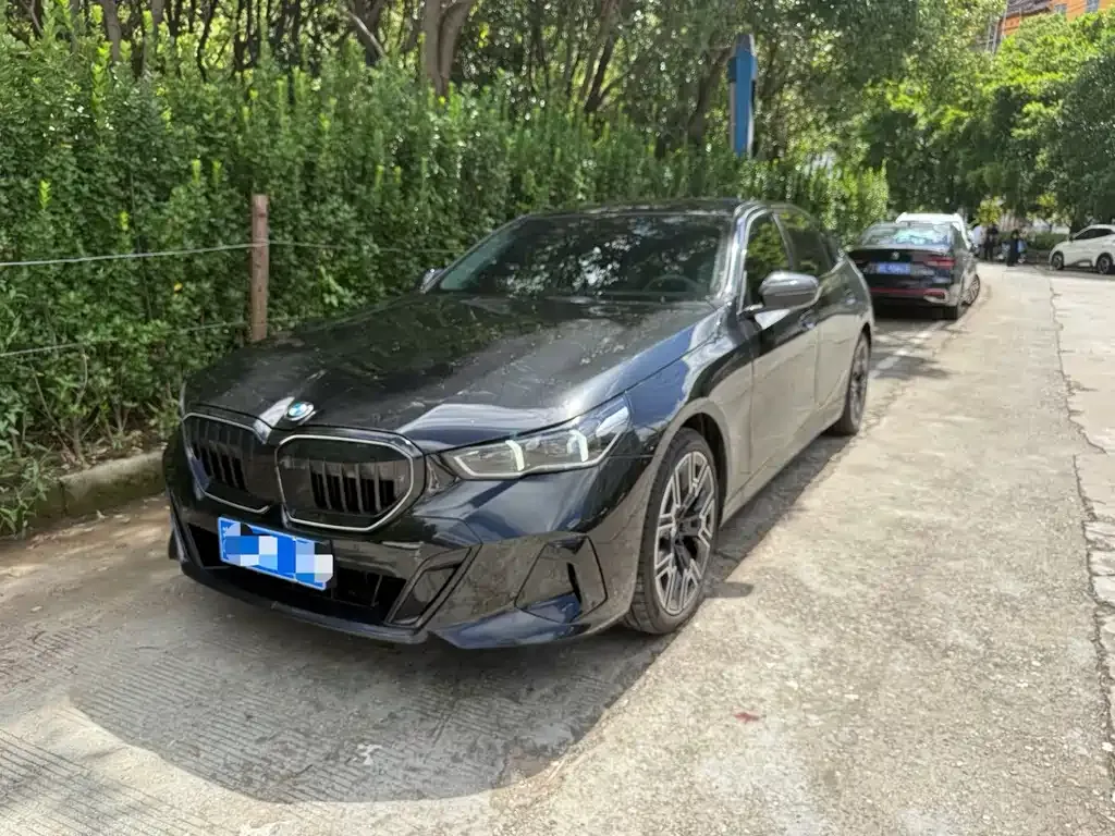 BMW 5 Series — фото 1