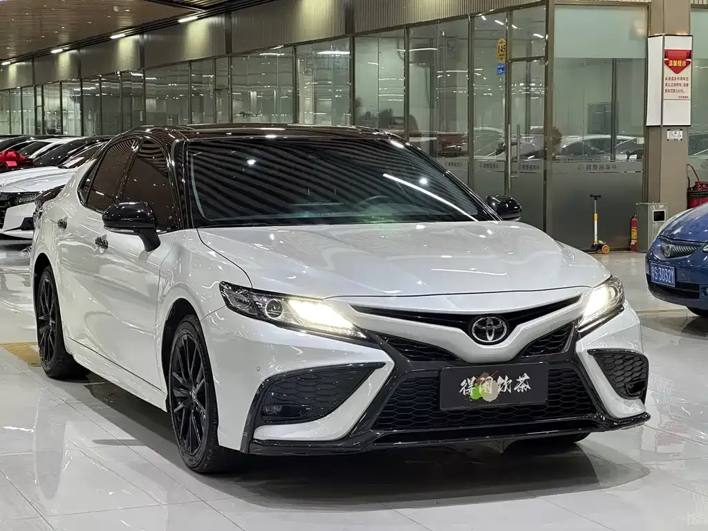 Toyota Camry — фото 4