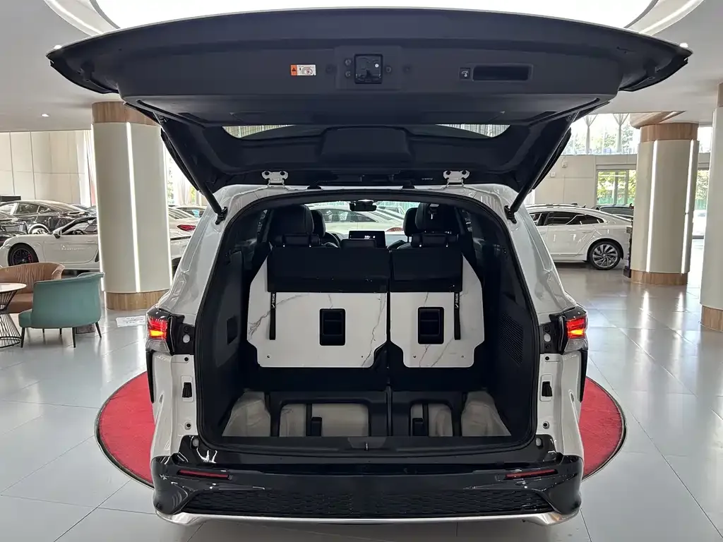 Toyota Granvia — фото 2