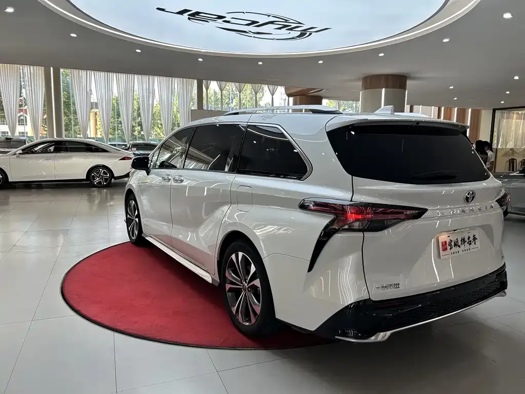 Toyota Granvia — фото 3