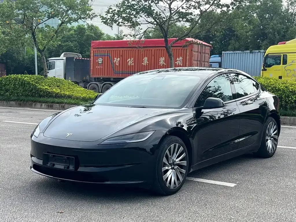 Tesla Model 3 — фото 1