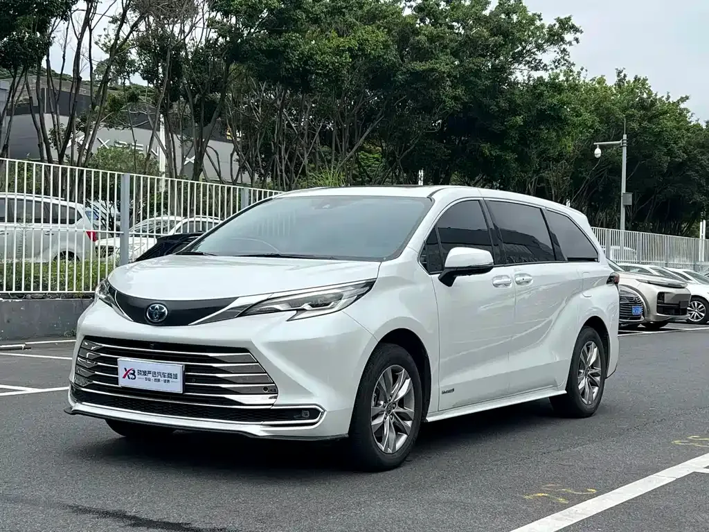 Toyota Sienna — фото 1