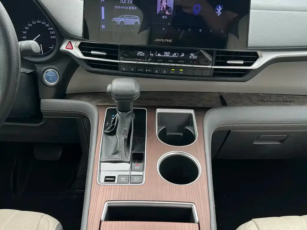 Toyota Sienna — фото 4