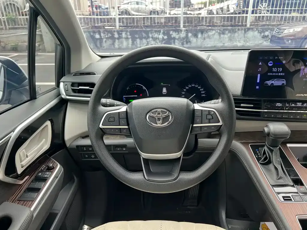 Toyota Sienna — фото 5