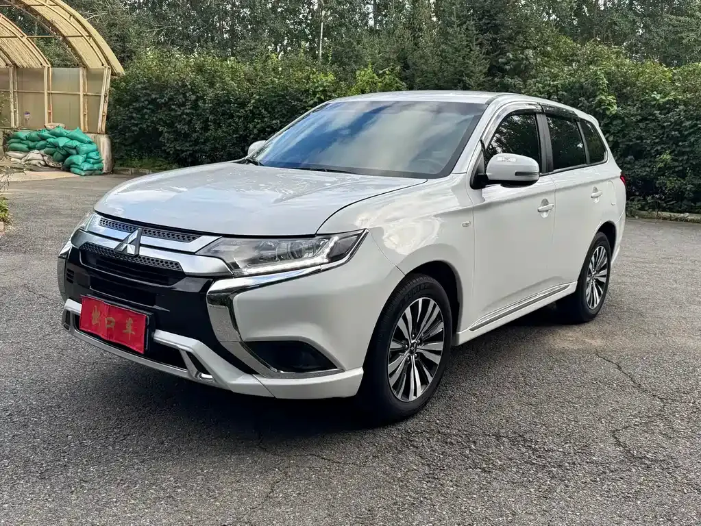 Mitsubishi Outlander — фото 1