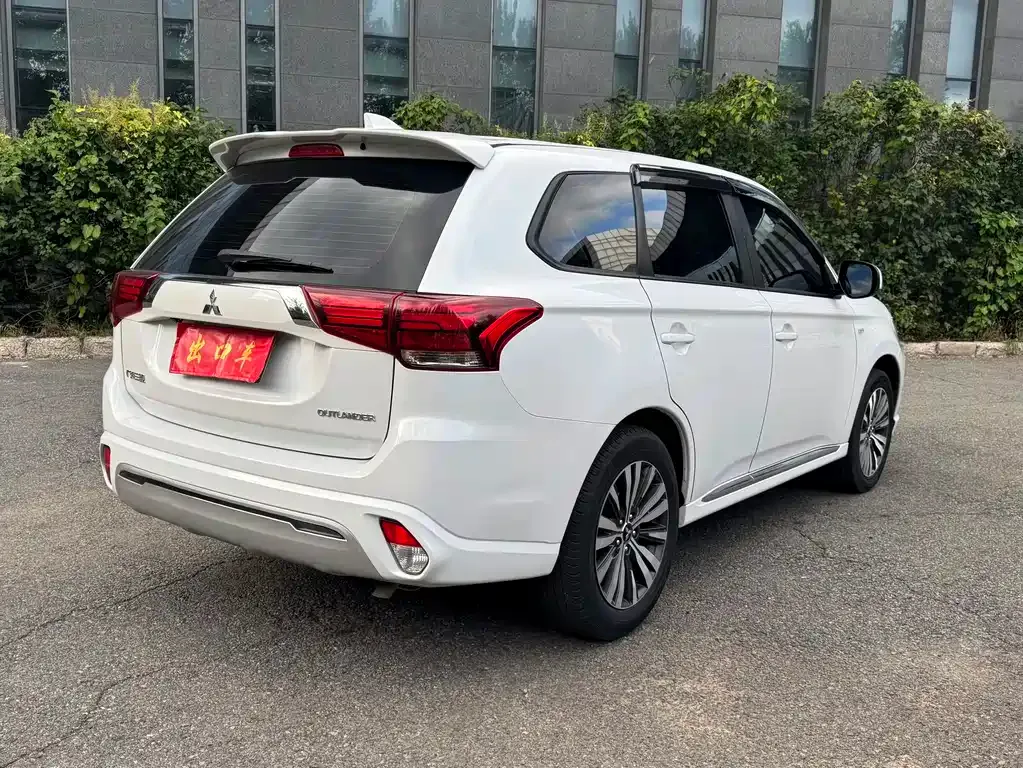 Mitsubishi Outlander — фото 8