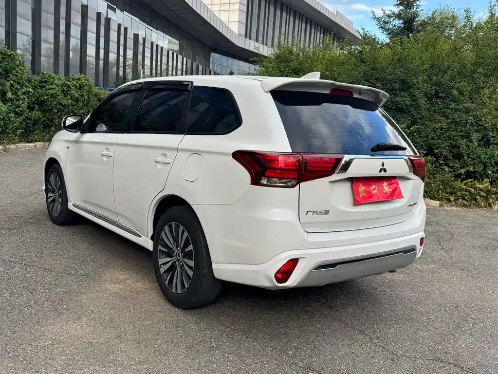 Mitsubishi Outlander — фото 3