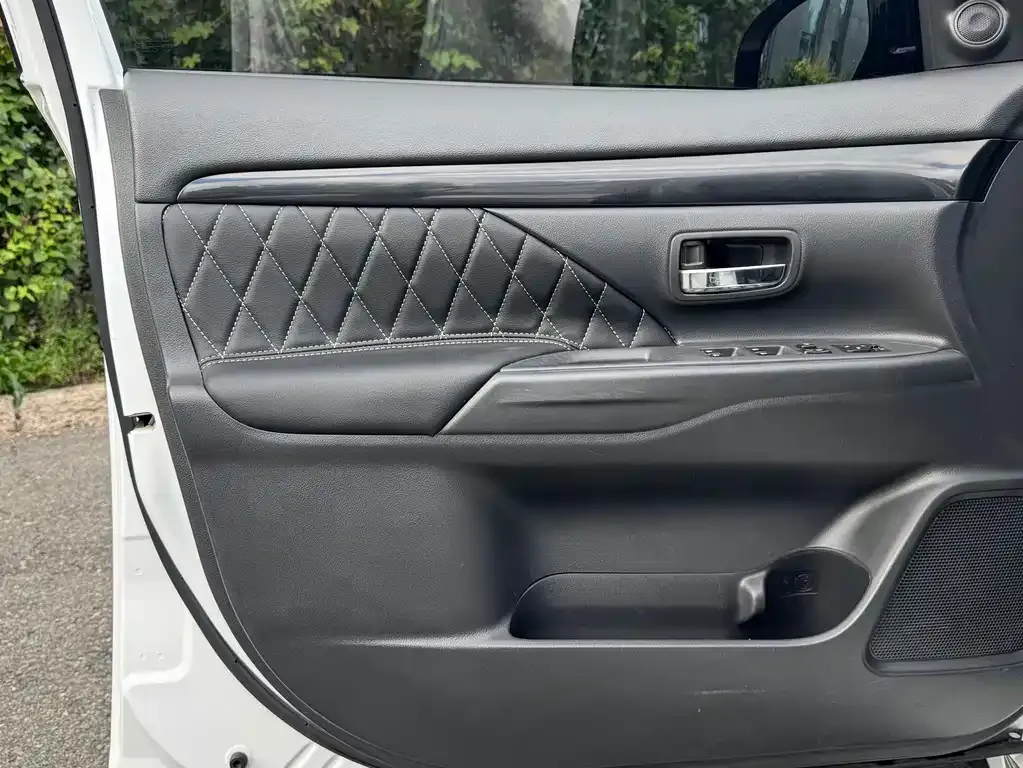 Mitsubishi Outlander — фото 2