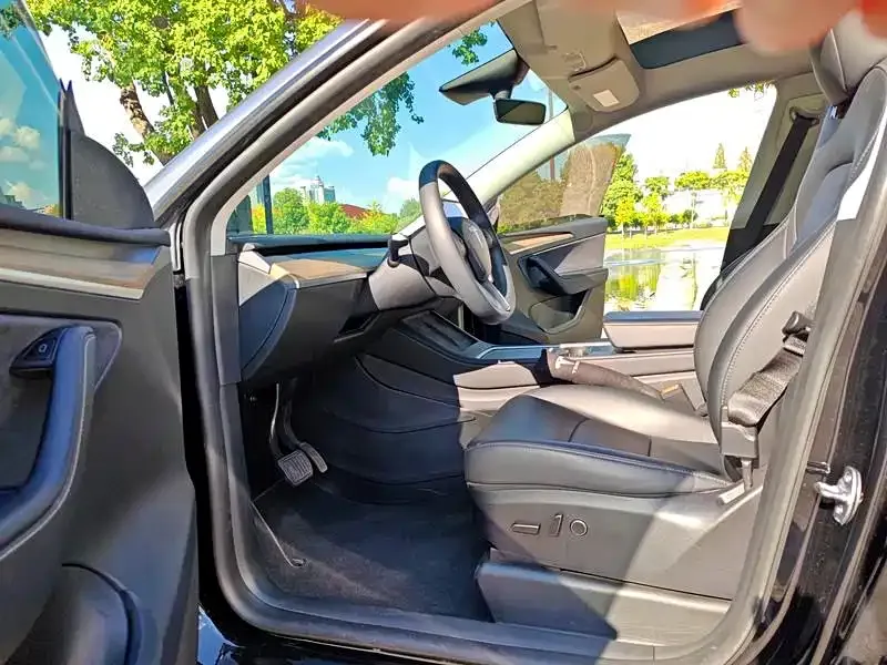 Tesla Model Y — фото 6