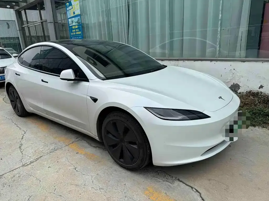 Tesla Model 3 — фото 1