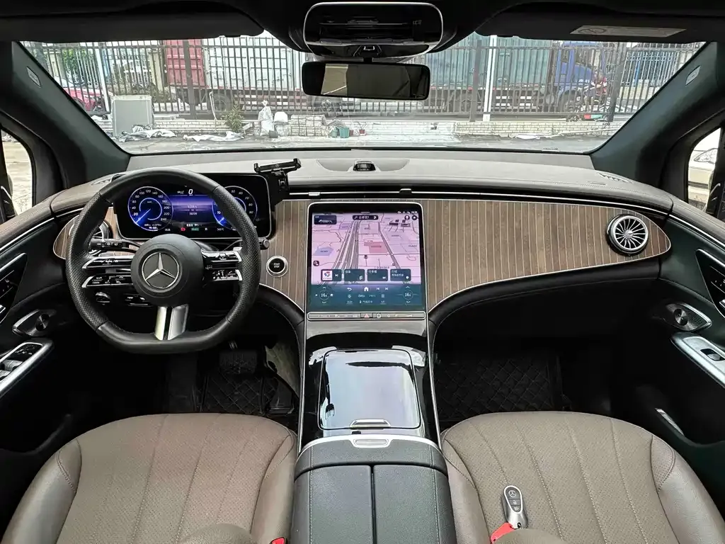 Mercedes-Benz EQE SUV — фото 3