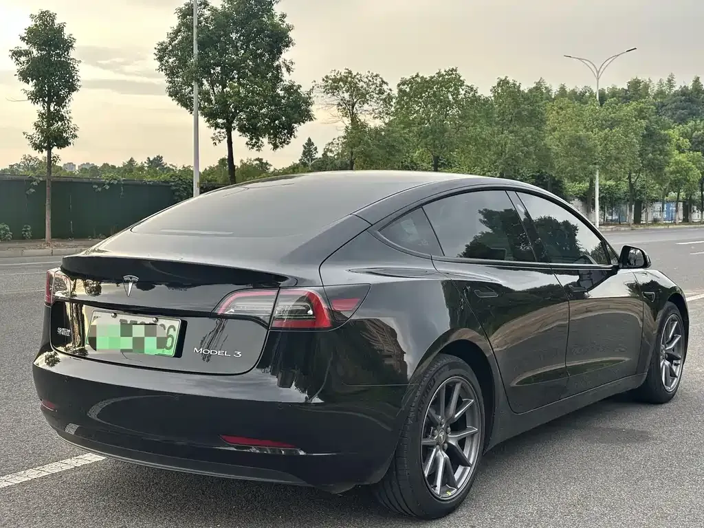 Tesla Model 3 — фото 9