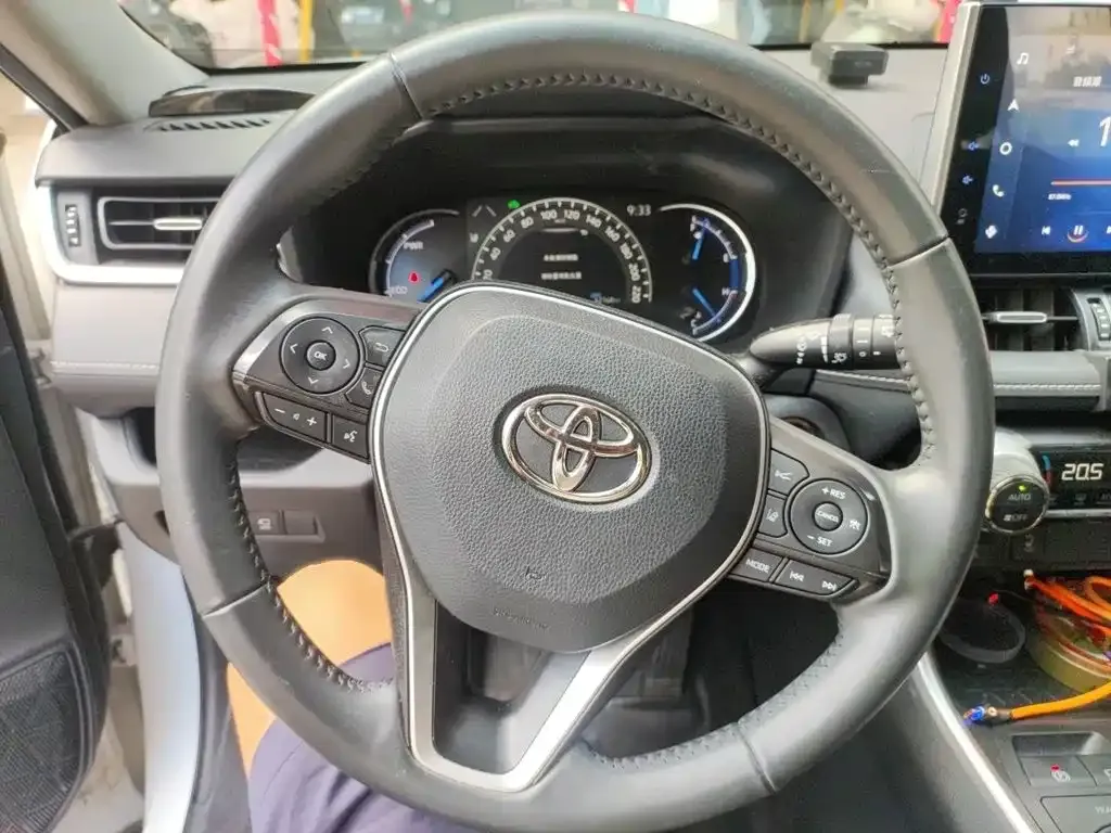 Toyota RAV4 — фото 7