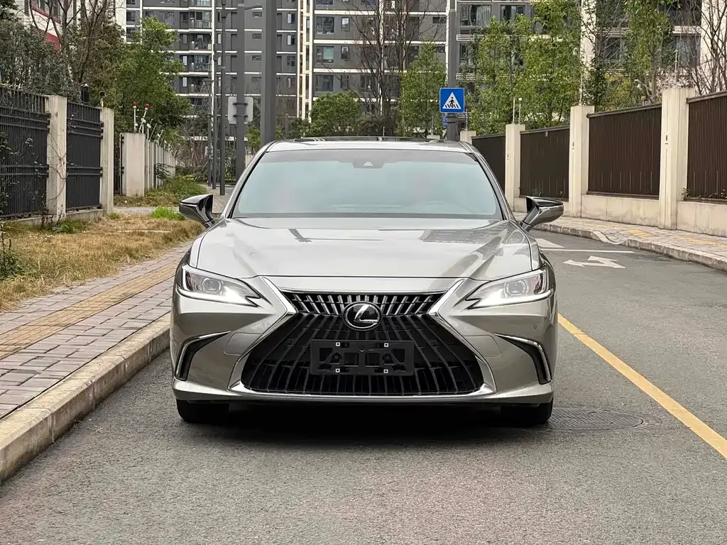 Lexus ES — фото 1
