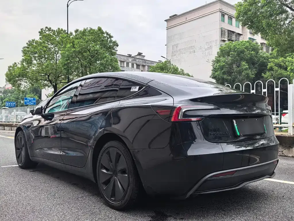 Tesla Model 3 — фото 9