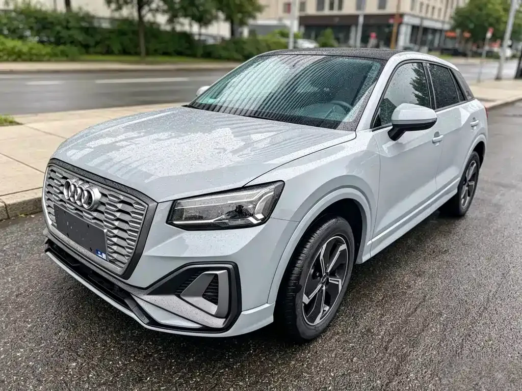 Audi Q2L e-tron — фото 1