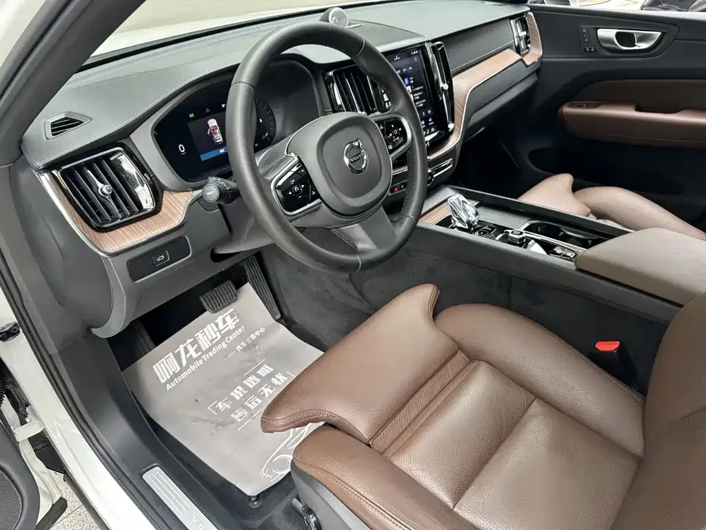 Volvo XC60 — фото 9