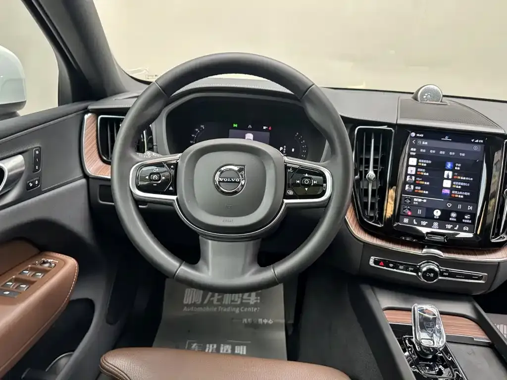 Volvo XC60 — фото 10