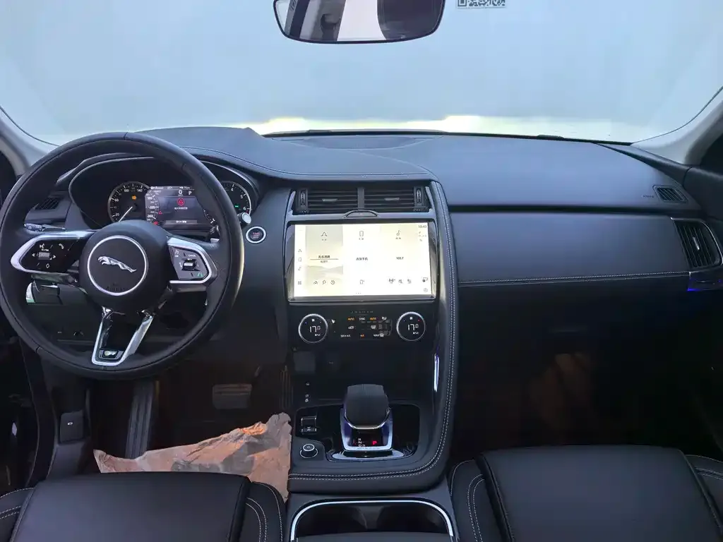 Jaguar E-PACE — фото 10