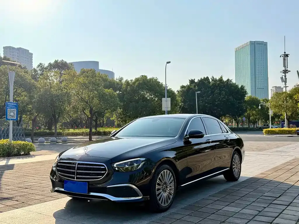 Mercedes-Benz E-Class — фото 1