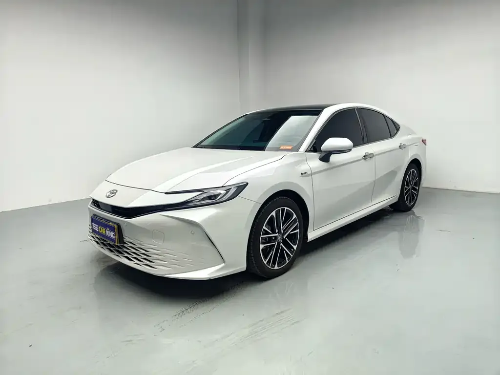 Toyota Camry — фото 1