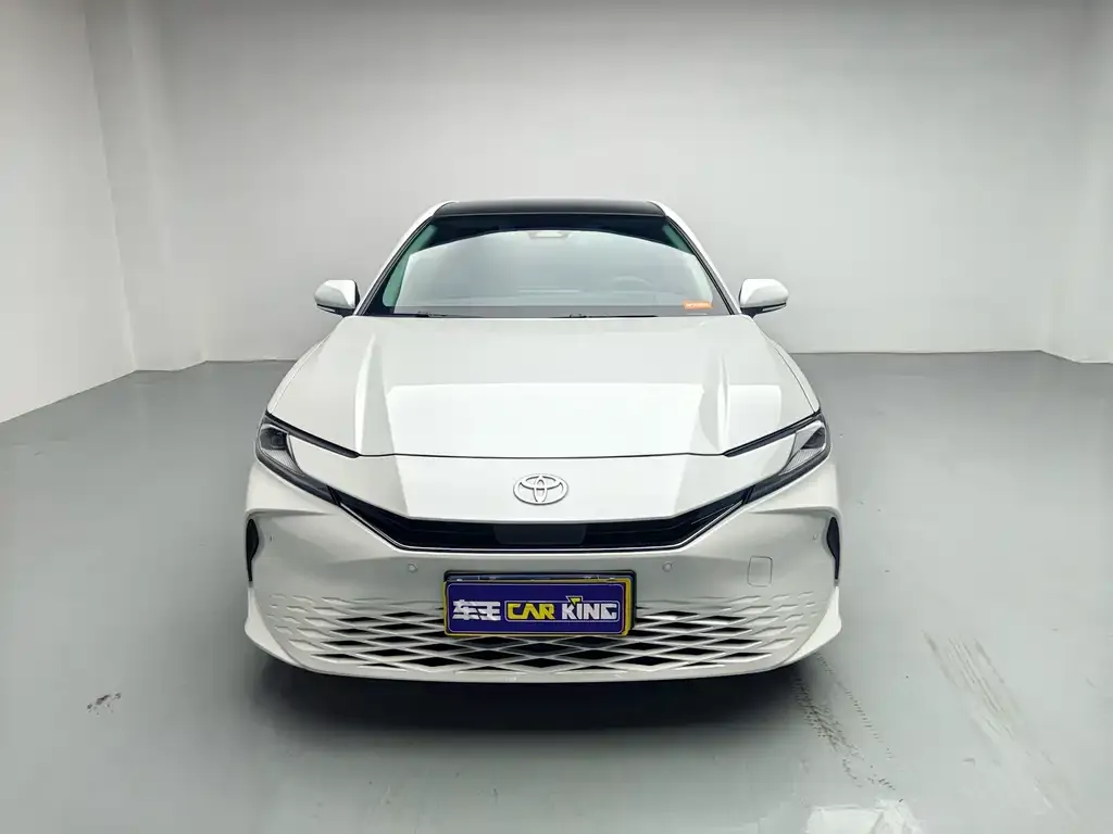Toyota Camry — фото 2
