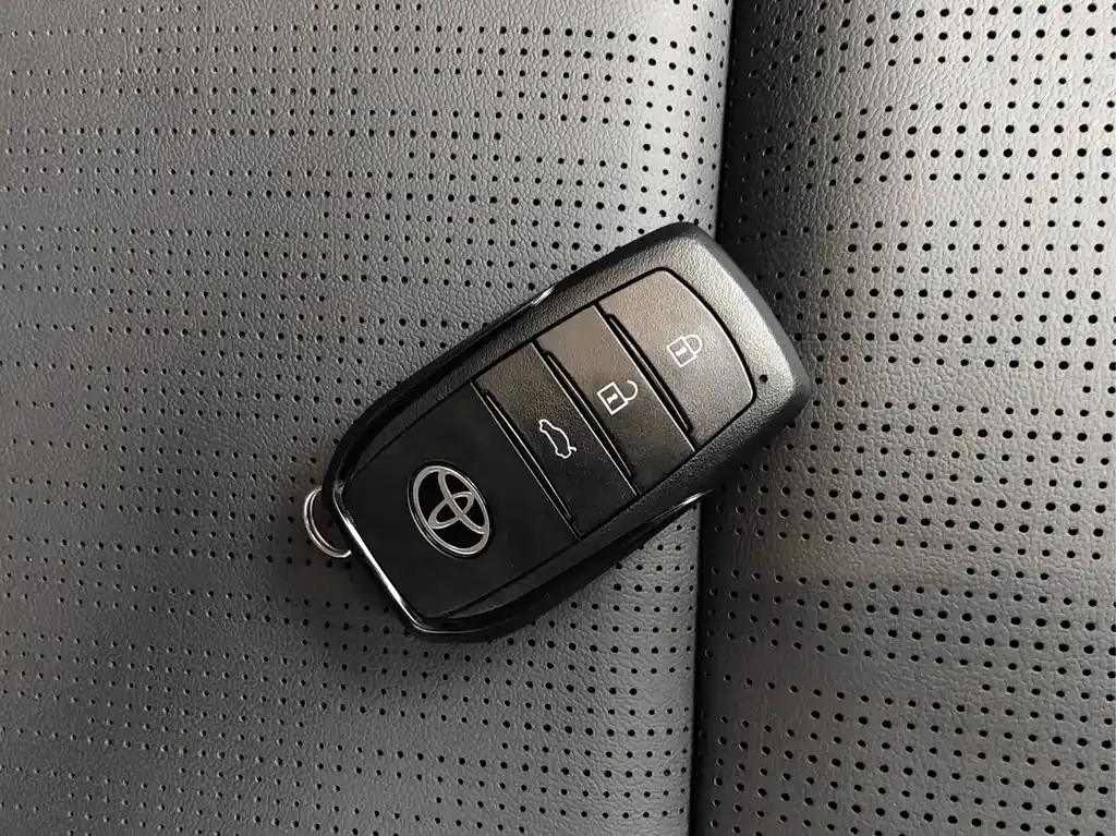 Toyota Camry — фото 9