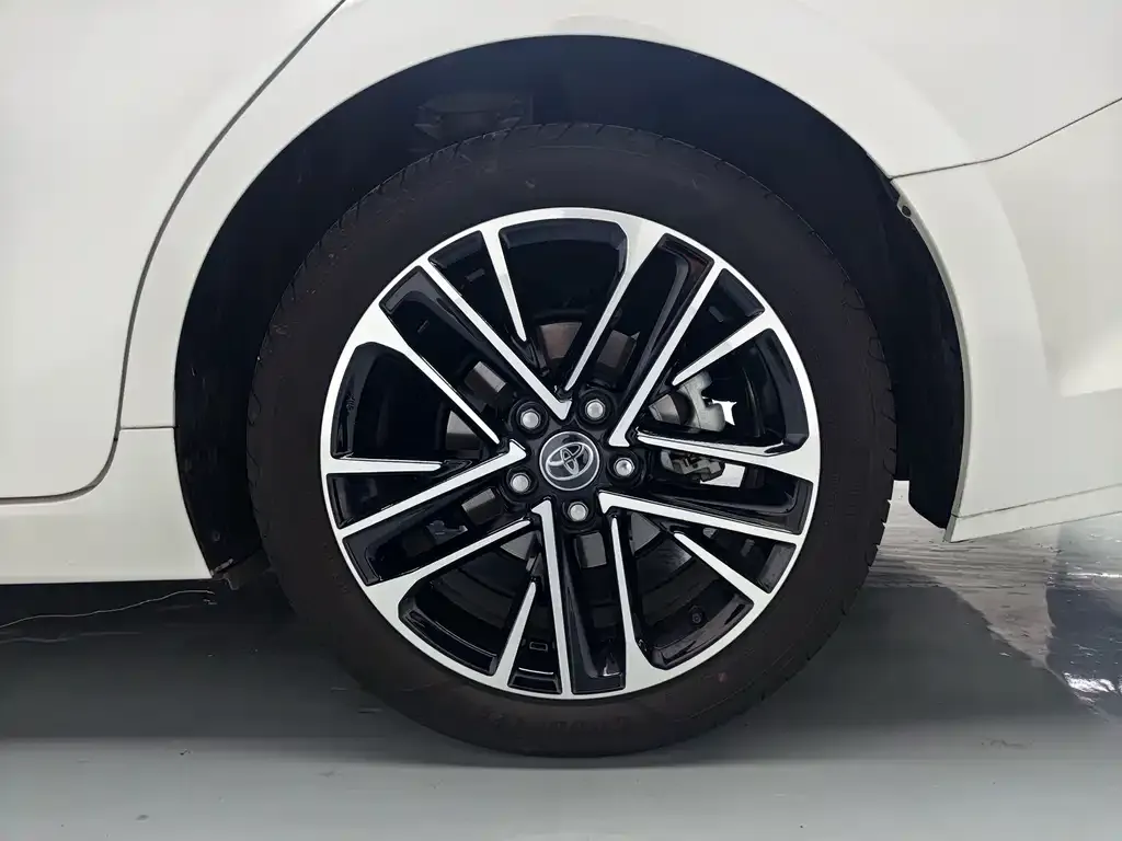 Toyota Camry — фото 3