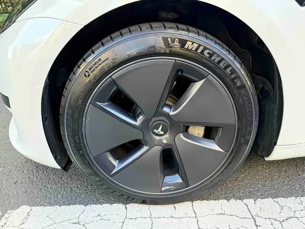Tesla Model 3 — фото 2