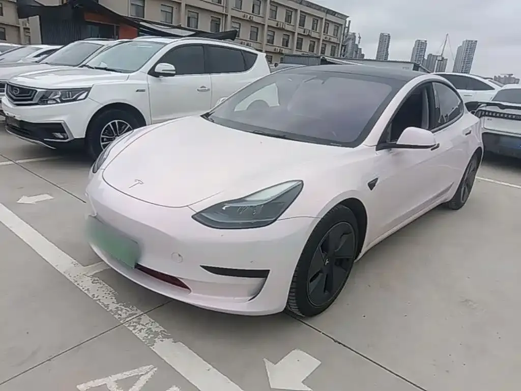 Tesla Model 3 — фото 1