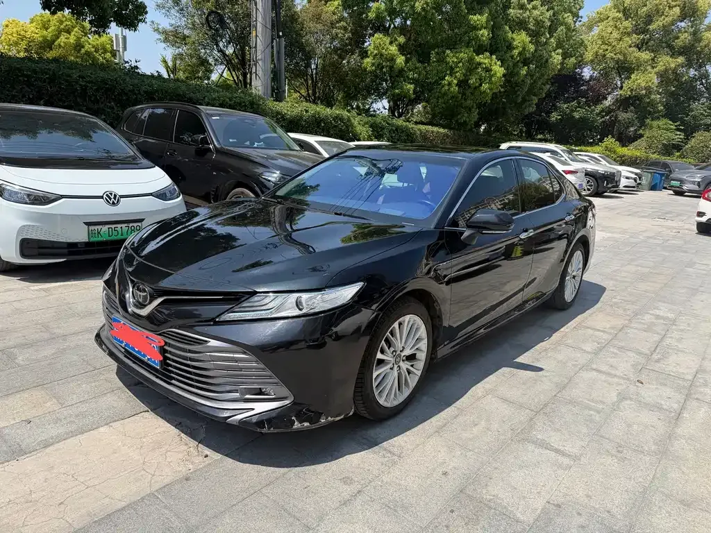 Toyota Camry — фото 1
