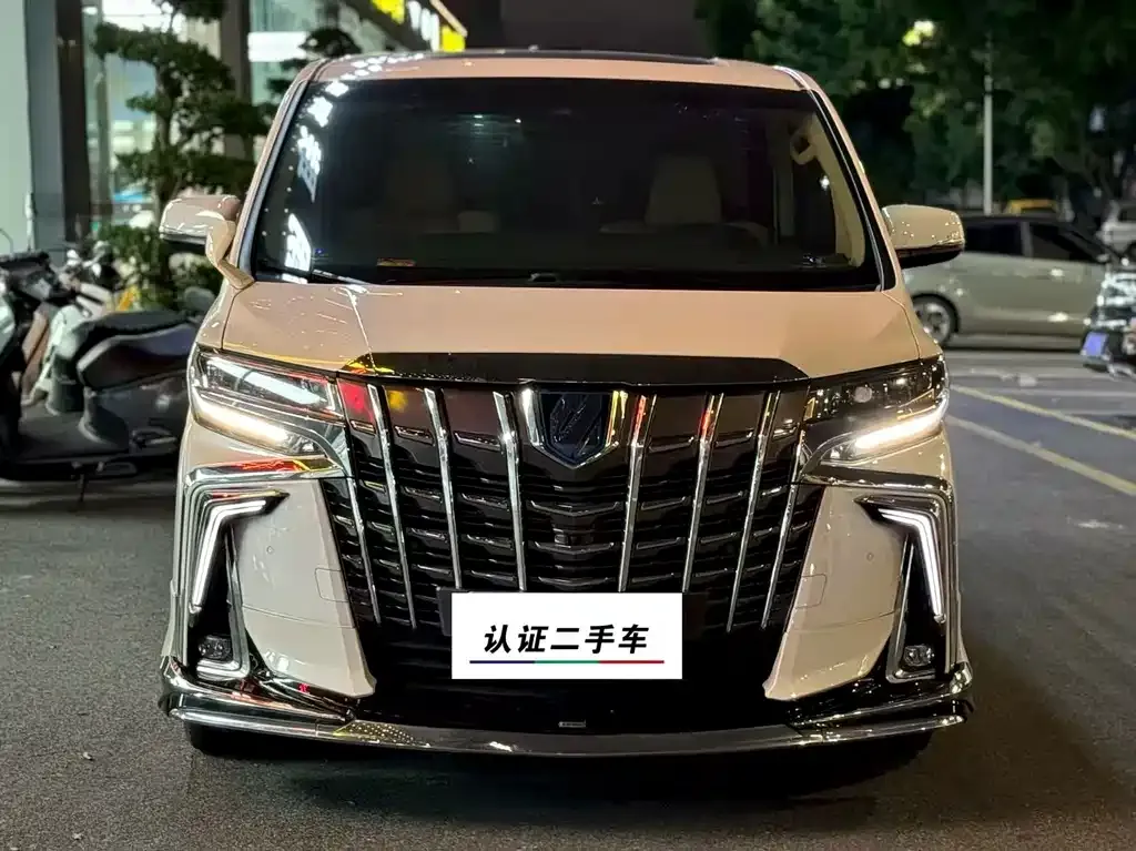 Toyota Alphard — фото 1