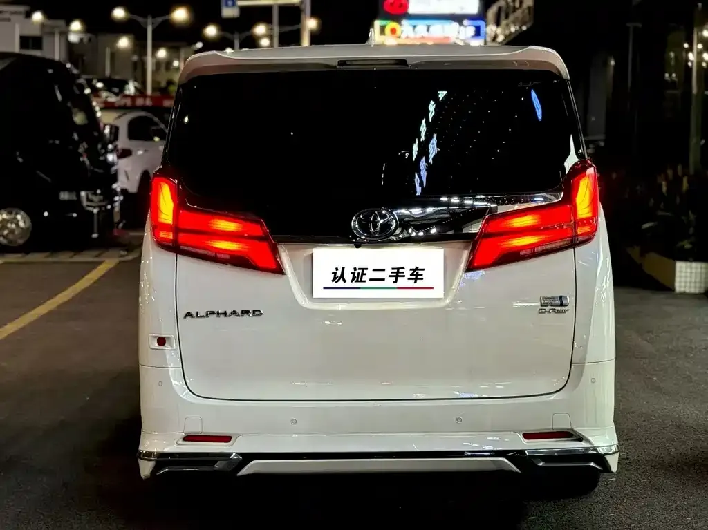 Toyota Alphard — фото 2