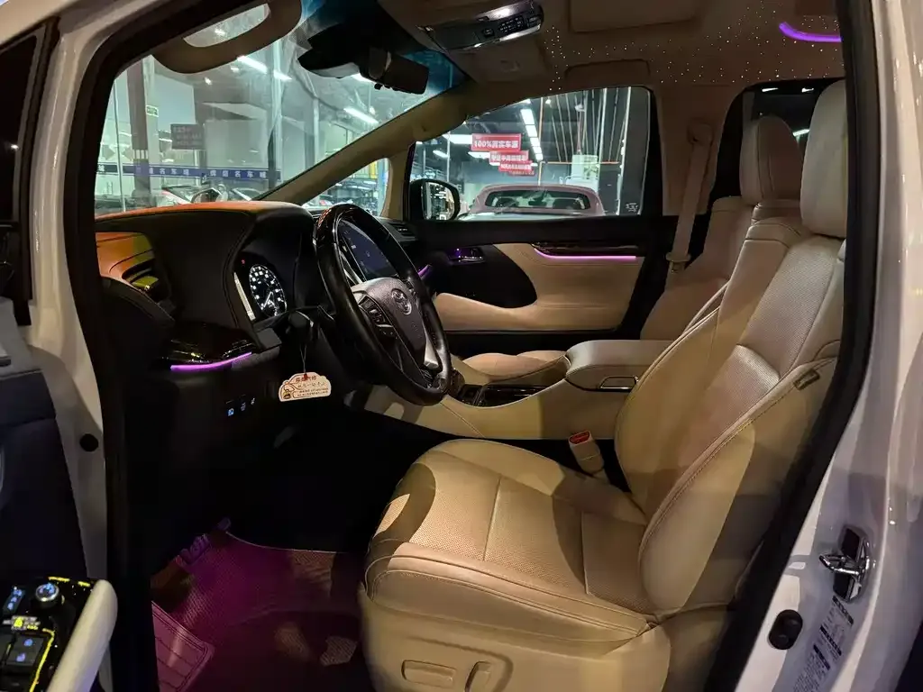 Toyota Alphard — фото 4