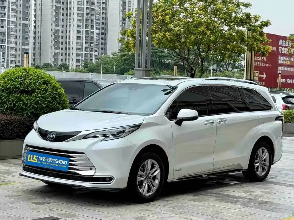 Toyota Sienna — фото 1