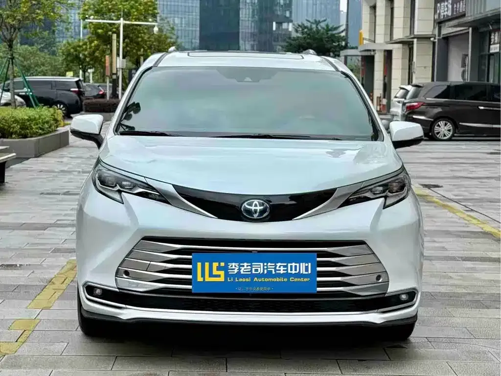 Toyota Sienna — фото 2