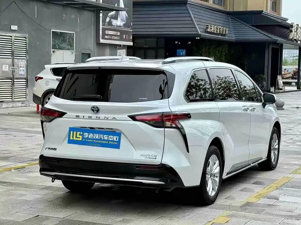 Toyota Sienna — фото 3