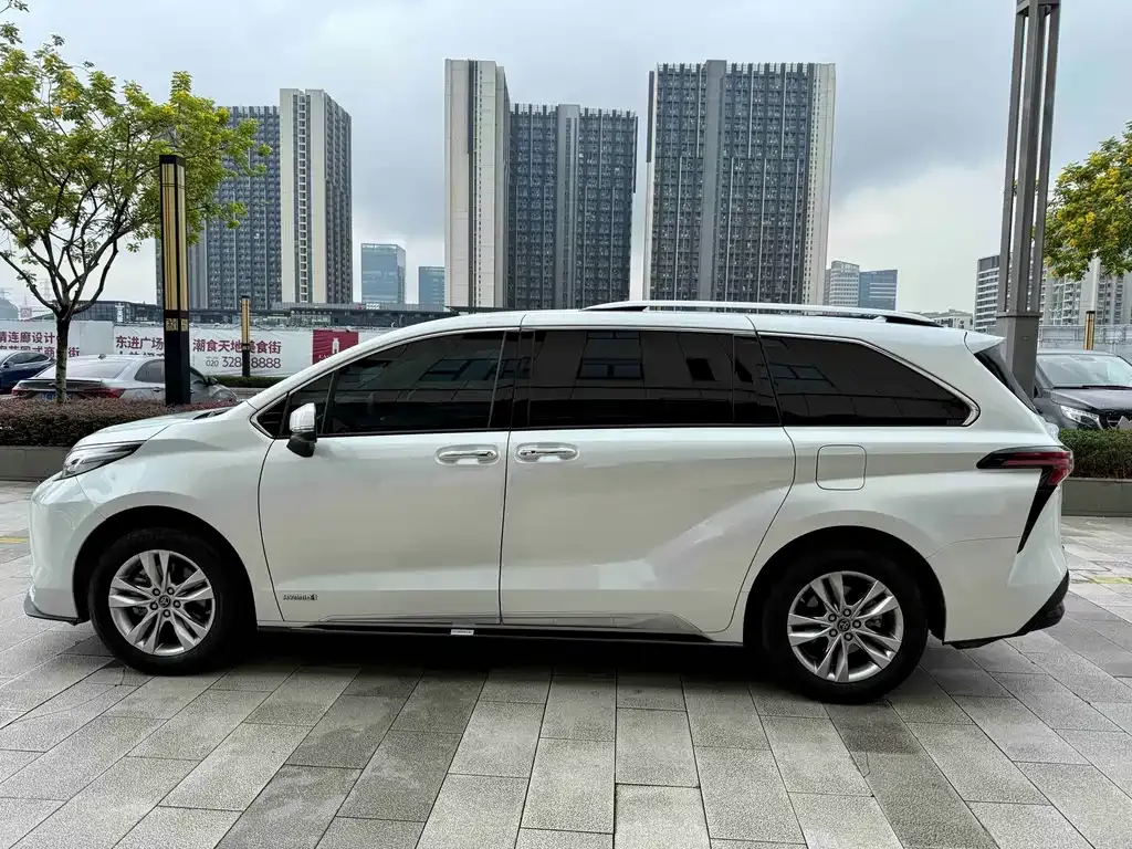 Toyota Sienna — фото 5