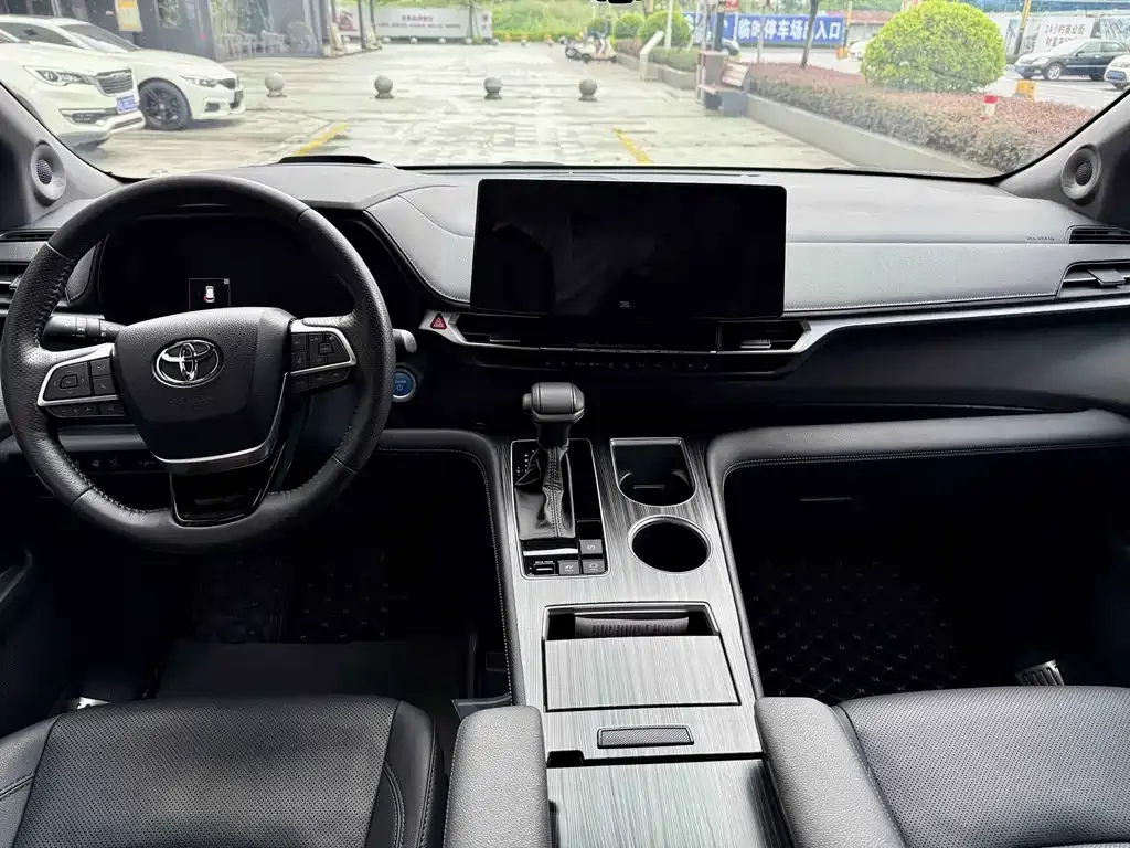 Toyota Sienna — фото 8