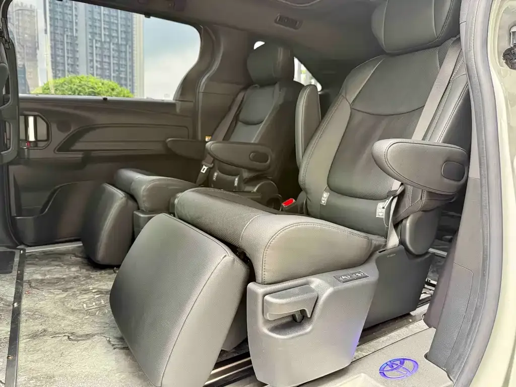 Toyota Sienna — фото 4