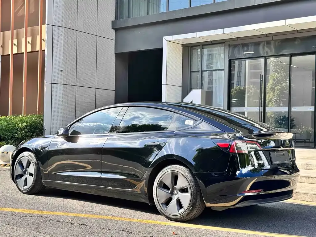 Tesla Model 3 — фото 8