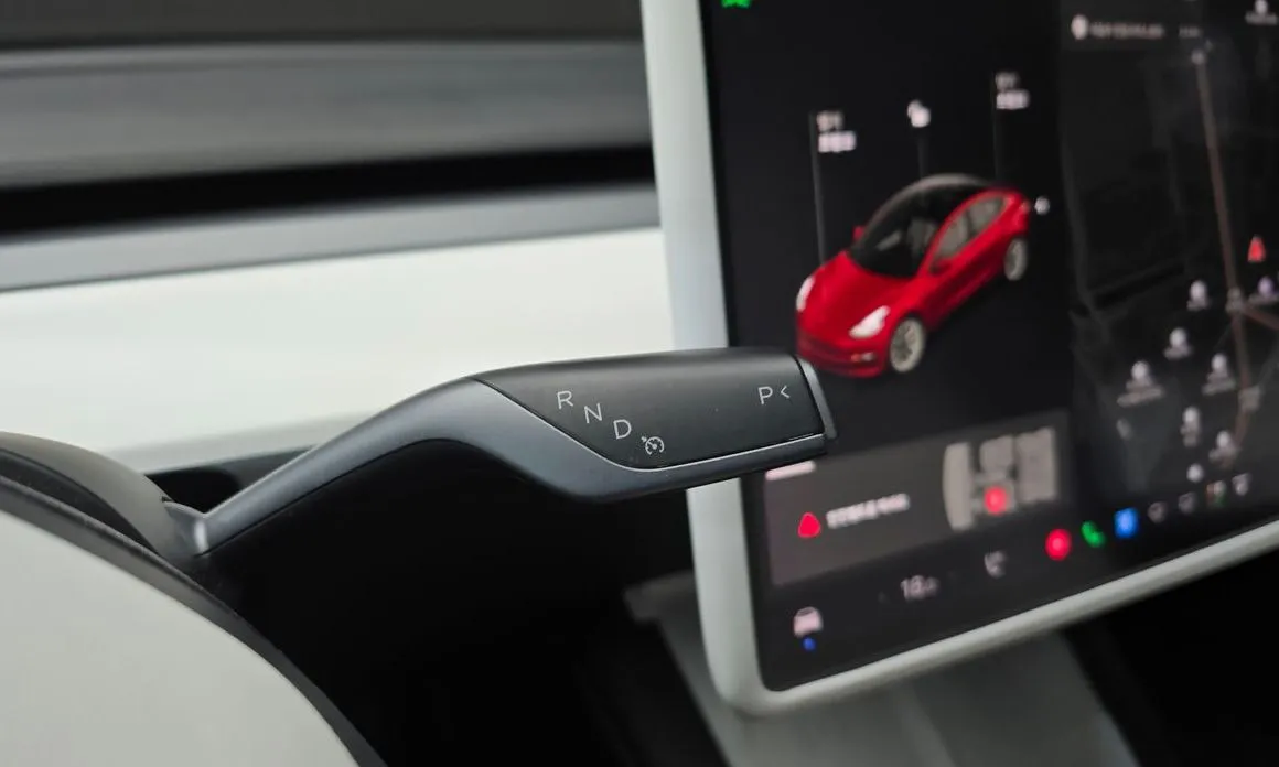 Tesla Model 3 — фото 3
